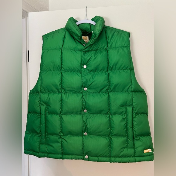 NWT Levi’s Gold Tab waterproof large green puffer vest!